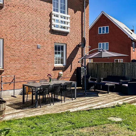 4 Bedroom Lovely In Hébergement de vacances *